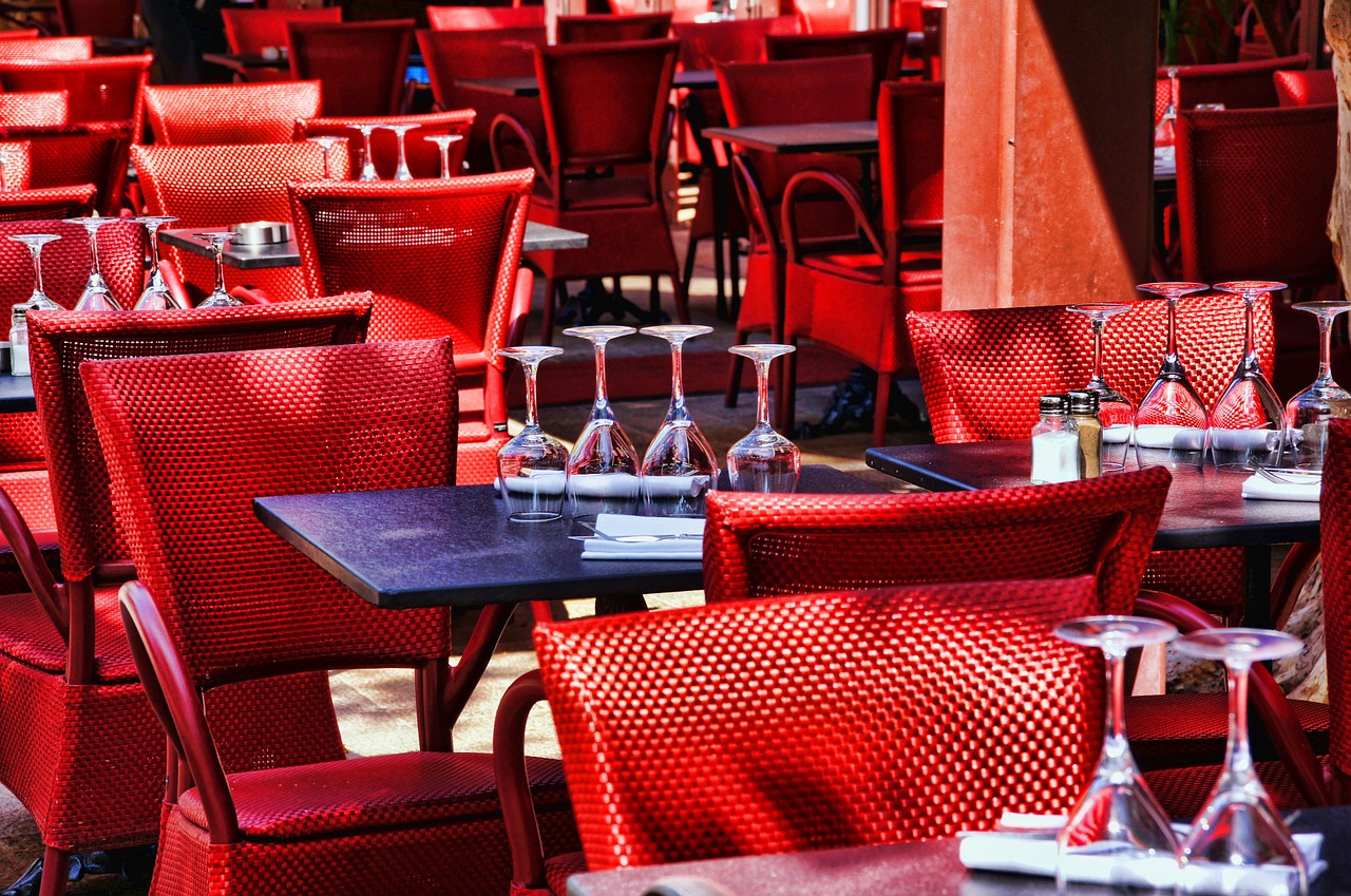 Le Régis et Jacques Marcon. Situé à  st Bonnet  le  Froid.  Depuis près de trente ans, Régis est à la tète du célèbre restaurant .  C'est un restaurant qui respect des traditions  d'une nouvelle cuisine. Ainsi, on peut donc citer ses champignons et ses gibiers et ses fruits de la vallée.  L'Auberge du vieux fruit. C'est un restaurant d'une force  aux goûts affinés et affirmés.  Par ailleurs, les saveurs de ses plats sont d'un caractère extraordinaires et d'une présentation ludique.  Le restaurant Christophe Bacquié.  Effectivement, La particularité de ce restaurant est la qualité impressionnante des produits qu'ils utilisent par confectionner ses plats.  En, outre, ils sont produits à 90 pour-cent des producteurs locaux de la région et du pays.  Le cinq. Situé au cœur de Paris, c'est un restaurant qui est connu pour sa majestueuse décoration. Et pour ces plats doux et riches. 